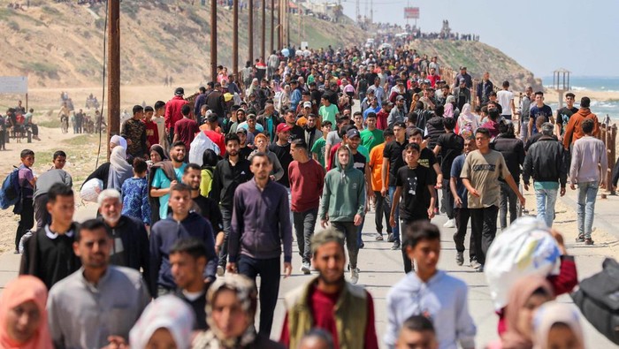 Palestinians, who were displaced by Israel's military offensive on south Gaza, make their way as they attempt to return to their homes in north Gaza, amid the ongoing conflict between Israel and Hamas, as seen from central Gaza Strip April 14, 2024. REUTERS/Ramadan Abed