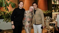 Saat waktu senggang, pria kelahiran 1990 ini sering menghabiskan waktu bersama keluarga. Salah satunya makan bareng sang ibu di restoran keren seperti ini. Foto: Instagram rizky_irmansyah