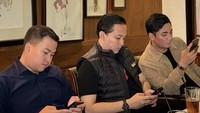 Bersama ajudan Prabowo lainnya yaitu Agung Surahman dan Rajif Sutirto, Rizky terlihat menghabiskan waktu bersama di restoran dengan suguhan tes teh manis. Foto: Instagram rizky_irmansyah