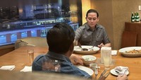 Mengagumi sosok Prabowo, Rizky pun senang bisa menghabiskan waktu bersama. Seperti ketika mereka makan dengan suguhan menu Barat di sebuah restoran. Foto: Instagram rizky_irmansyah