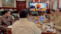 Tak hanya makan bersama, Rizky mengaku dapat banyak ilmu dari Prabowo saat momen spesial seperti ini. Bahasa kerennya “Transfer of knowledge” di setiap makan bersama. Selalu ada ilmu baru di setiap moment bersama dan kita menyebutnya “seminar meja makan”, katanya. Foto: Instagram rizky_irmansyah