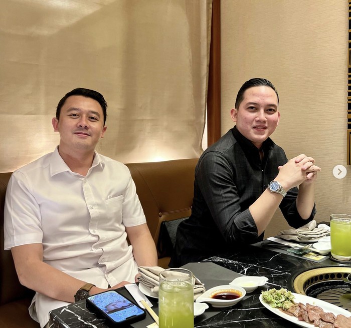 Potret Rizky Irmansyah Saat Makan Bareng Prabowo hingga Cicip BBQ Potret Rizky Irmansyah Saat Makan Bareng Prabowo hingga Cicip BBQ