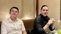 Bersama teman kecilnya, Rizky menghabiskan waktu berkualitas bersama. Mereka makan daging panggang (BBQ) Jepang, lengkap dengan minuman ocha. Foto: Instagram rizky_irmansyah