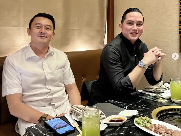 Potret Rizky Irmansyah Saat Makan Bareng Prabowo hingga Cicip BBQ
