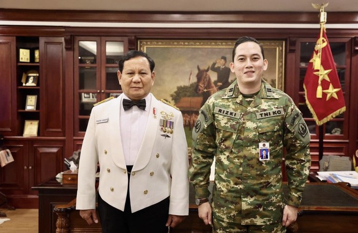 Potret Rizky Irmansyah Saat Makan Bareng Prabowo hingga Cicip BBQ Potret Rizky Irmansyah Saat Makan Bareng Prabowo hingga Cicip BBQ