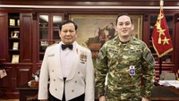 Rizky Irmansyah merupakan sekretaris pribadi dan ajudan presiden Republik Indonesia (RI) terpilih, Prabowo Subianto. Sosoknya mencuri perhatian karena selalu berada di dekat Prabowo. Foto: Instagram rizky_irmansyah