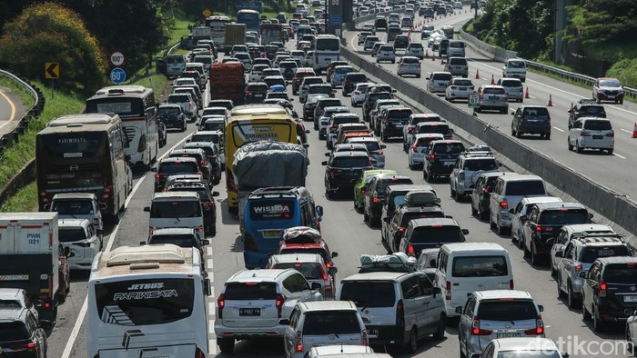 Kendaraan mengular di ruas Tol Cikampek menuju Jakarta, Senin (15/4/2024).