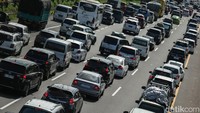 Kepadatan arus lalu lintas ini terjadi karena padatnya kendaraan yang ingin masuk ke gerbang Tol Cikampek Utama.