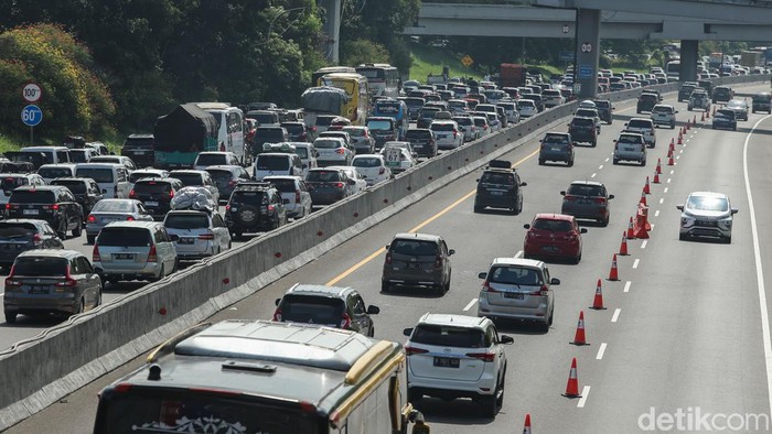 Kendaraan mengular di ruas Tol Cikampek menuju Jakarta, Senin (15/4/2024).