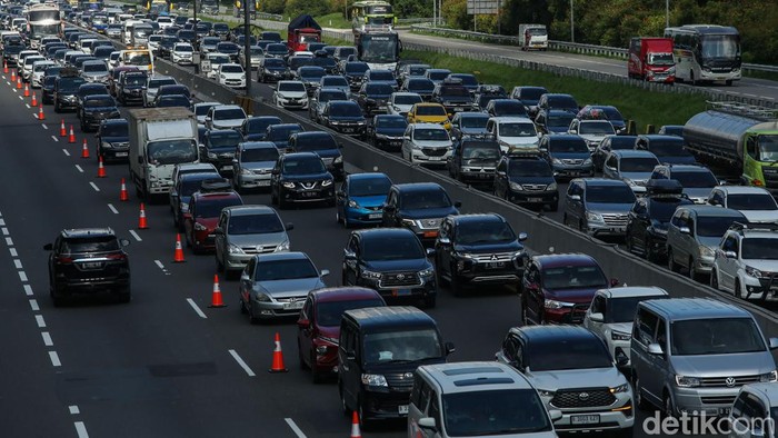 Kendaraan mengular di ruas Tol Cikampek menuju Jakarta, Senin (15/4/2024).
