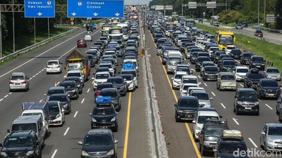 Potret Terkini Padatnya Arus Balik di Tol Cikampek