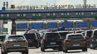 Antrean kendaraan mengular di Gerbang Tol Cikampek Utama (GT Cikatama). Kendaraan harus melaju perlahan untuk melintasi gerbang tol arah Jakarta.