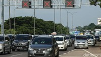 Hingga sore ini pantauan detikcom di ruas tol Cikampek arah Jakarta kendaraan masih mengular.