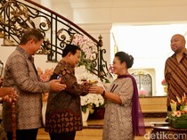 HUT ke-65, Titiek Beri Potongan Tumpeng Kedua untuk Prabowo