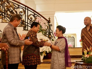 HUT ke-65, Titiek Beri Potongan Tumpeng Kedua untuk Prabowo