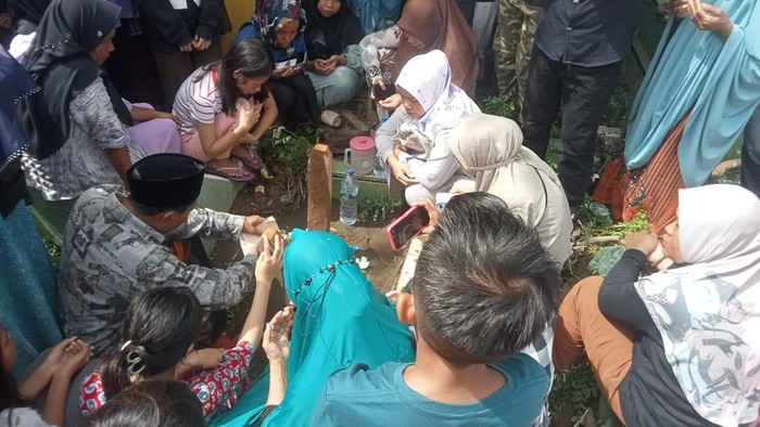 Proses pemakaman jasad wanita ditimbun 6 tahun oleh suami di Makassar.