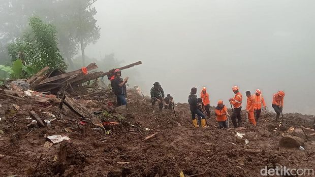 Proses pencarian korban longsor di Palangka Tana Toraja di hari ke-2.