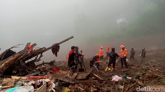 Proses pencarian sisa korban longsor di Palangka Tana Toraja di tengah kabut tebal yang menyelimuti.