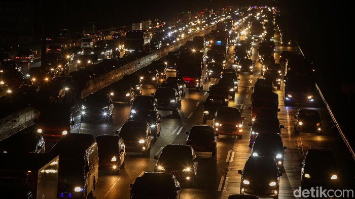 Situasi lalu lintas (lalin) di Gerbang Tol Cikampek Utama (GT Cikatama) padat malam ini. Terlihat kendaraan lebih padat dibanding siang dan sore hari tadi, Senin (15/4/2024).