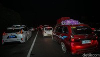 Kemacetan diperparah imbas pemudik yang berhenti di bahu jalan. Selain itu ada pula yang berhenti meski berada di contraflow.