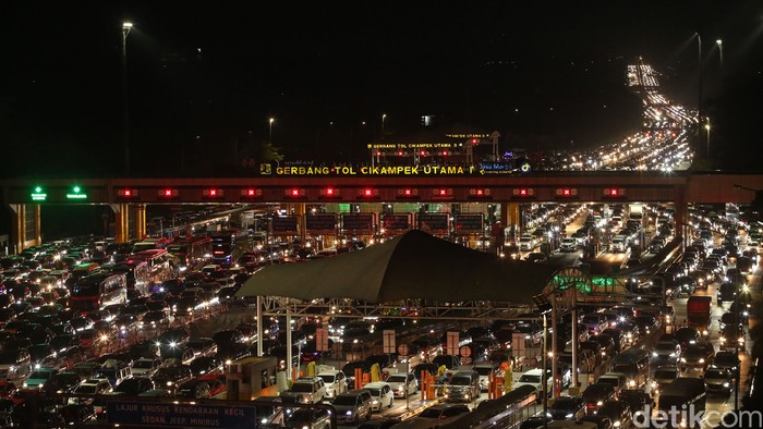 Situasi lalu lintas (lalin) di Gerbang Tol Cikampek Utama (GT Cikatama) padat malam ini. Terlihat kendaraan lebih padat dibanding siang dan sore hari tadi, Senin (15/4/2024).