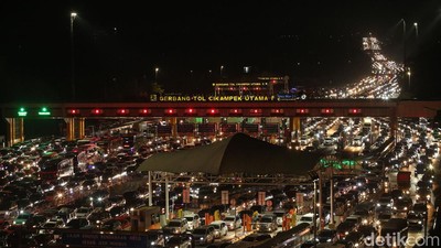 Puncak Arus Balik, Kendaraan Mengular Kian Padat di GT Cikatama