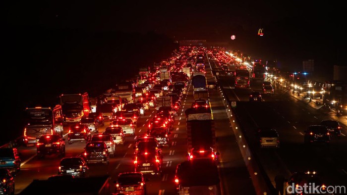 Puncak Arus Balik, Kendaraan Mengular-Makin Padat di GT Cikampek Situasi lalu lintas (lalin) di Gerbang Tol Cikampek Utama (GT Cikatama) padat malam ini. Terlihat kendaraan lebih padat dibanding siang dan sore hari tadi, Senin (15/4/2024).