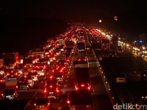 Video: Kepadatan Kendaraan Mengular di Tol Cipularang Arah Jakarta Malam Ini
