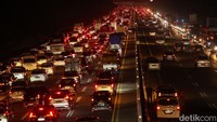 Seluruh ruas jalan tol tampak sesak terisi oleh kendaraan. Contra flow diberlakukan untuk mengurai arus.