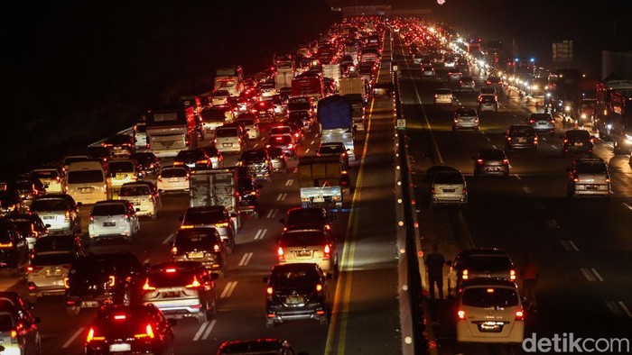 Situasi lalu lintas (lalin) di Gerbang Tol Cikampek Utama (GT Cikatama) padat malam ini. Terlihat kendaraan lebih padat dibanding siang dan sore hari tadi, Senin (15/4/2024).