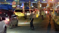 Sejumlah kendaraan antre di tollgate Pelabuhan Bakauheni, Lampung Selatan, Lampung, Senin (15/4/2024).