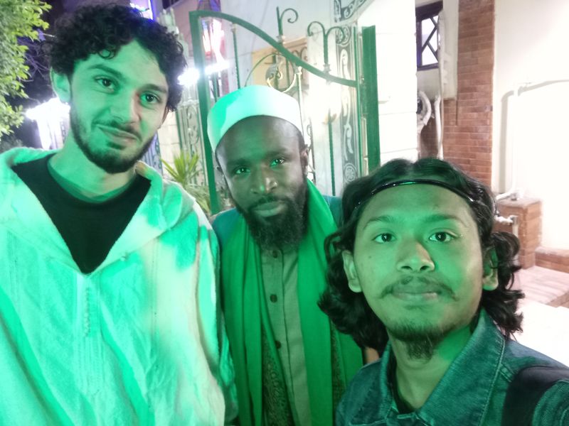 Muhammad Dany bersama imam salat Tarawih di Masjid Al Ashraf, Kairo, Mesir