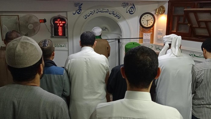 Suasana salat malam di Masjid Al Ashraf, Kairo Mesir pada Ramadan 2024.