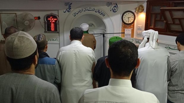 Suasana salat malam di Masjid Al Ashraf, Kairo Mesir pada Ramadan 2024.