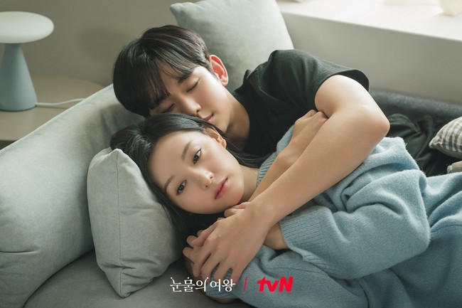 Tahun ini, Kim Soo Hyun dipasangkan dengan Kim Ji Won dalam drama Korea Queen of Tears. Sang aktris mengaku sudah nge-fans dengan Kim Soo Hyun saat membintangi My Love From The Star. Foto: Instagram