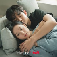 Tahun ini, Kim Soo Hyun dipasangkan dengan Kim Ji Won dalam drama Korea Queen of Tears. Sang aktris mengaku sudah nge-fans dengan Kim Soo Hyun saat membintangi My Love From The Star. Foto: Instagram