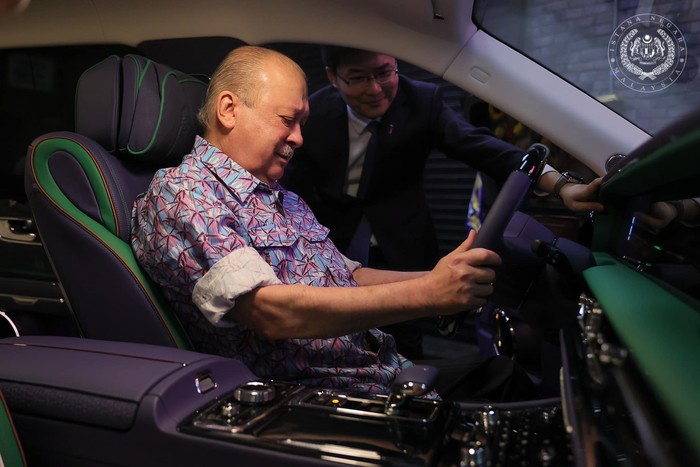 Raja Malaysia pemilik pertama Hongqi L5 Raja Malaysia pemilik pertama Hongqi L5