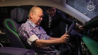 Raja Malaysia Duli Yang Maha Mulia (DYMM) Yang di-Pertuan Agong Sultan Ibrahim Iskandar menjadi pemilik pertama mobil kepresidenan China versi massal. Foto: Facebook Official Sultan Ibrahim