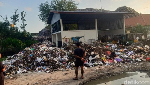 Sampah meluber di jalan akses truk menuju ke TPA Peh, Desa Kaliakah, Kecamatan Negara, Kabupaten Jembrana, Bali, Senin (15/4/2024). (I Putu Adi Budiastrawan/detikBali)