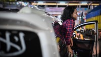 Di tepian dermaga hening senja terpecahkan dalam gemuruh gelisah, menyatu dengan desiran angin yang membawa kabar kemacetan sepanjang 19 KM di Jalan Tol Jakarta-Merak menuju Pelabuhan Merak yang tak kunjung berakhir.