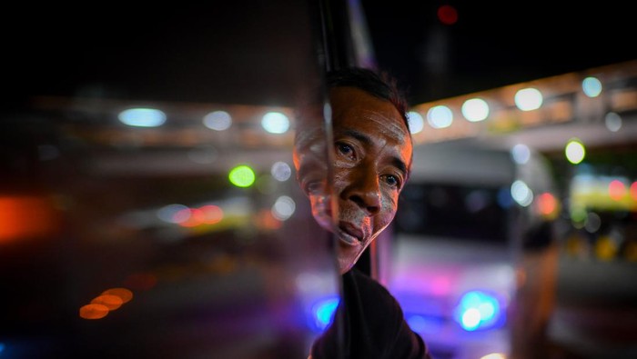 Secuil Kisah Memeluk Rindu Melangkah Pulang Pemudik tertidur di dalam mobil saat menunggu antrean untuk memasuki kapal di Pelabuhan Merak, Cilegon, Banten.