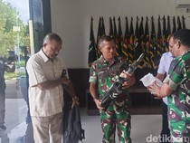 Warga Perbatasan RI-Timor Leste Serahkan Senjata dan 108 Amunisi ke TNI