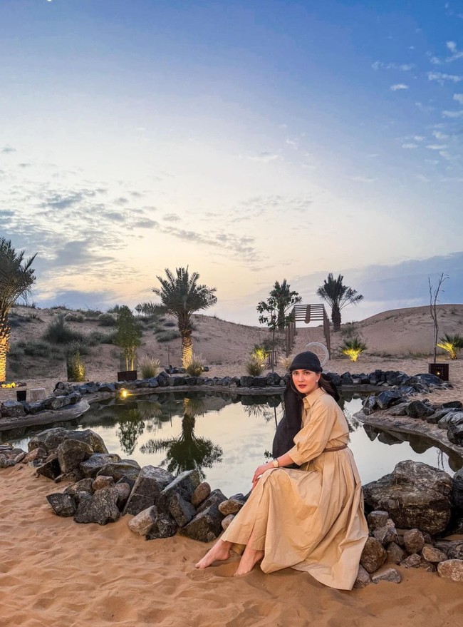 Penampilan artis cantik 36 tahun itu saat di Dubai banjir pujian netizen. Tak sedikit yang memuji Shandy, menyebutnya terlihat begitu cantik. Ini org cantik luar dalam, foto dr sudut aman aja cantik, bagus, dan estetik, dimana aja dan kapan aja. Pokoknya dah ngefans dr jaman tita am inayah, komentar salah seorang netizen. Foto: Instagram/@shandyaulia