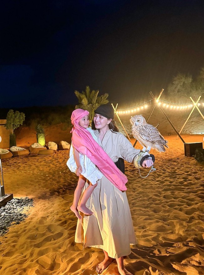 Tak sendirian, Shandy juga mengajak serta putri kecilnya, Claire Herbowo. Terlihat keduanya yang kompak mengenakan sorban. Foto: Instagram/@shandyaulia