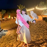 Tak sendirian, Shandy juga mengajak serta putri kecilnya, Claire Herbowo. Terlihat keduanya yang kompak mengenakan sorban. Foto: Instagram/@shandyaulia