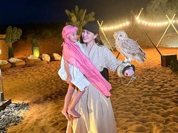 7 Potret Shandy Aulia Liburan ke Dubai Sambil Momong Anak, Cantik Bersorban