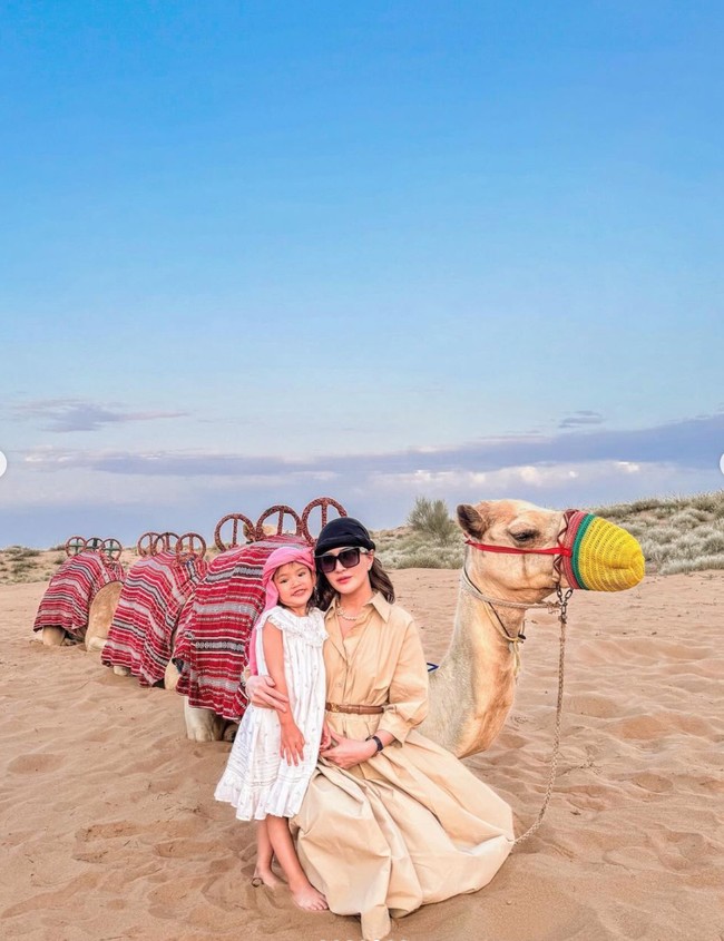 Liburan sambil momong anak, Shandy Aulia tetap terlihat memukau. Pesona ibu satu anak itu memang selalu berhasil bikin terpana. Foto: Instagram/@shandyaulia