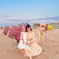 Liburan sambil momong anak, Shandy Aulia tetap terlihat memukau. Pesona ibu satu anak itu memang selalu berhasil bikin terpana. Foto: Instagram/@shandyaulia