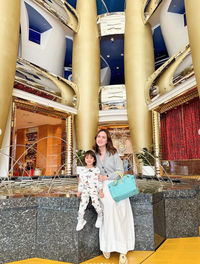 Shandy membagikan foto-foto liburannya bersama sang putri ke akun Instagram pribadinya. Paras sang putri pun dipuji makin cantik oleh banyak netizen. Foto: Instagram/@shandyaulia