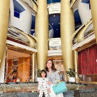 Shandy membagikan foto-foto liburannya bersama sang putri ke akun Instagram pribadinya. Paras sang putri pun dipuji makin cantik oleh banyak netizen. Foto: Instagram/@shandyaulia